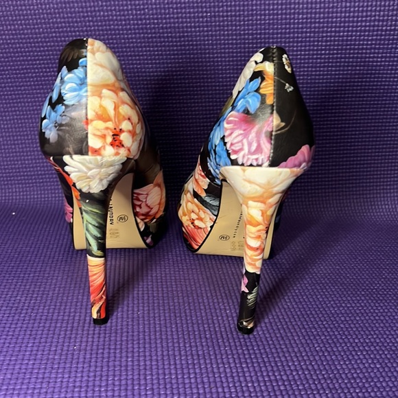 LOVIN’ CHINESE LAUNDRY FLORAL - Picture 4 of 5